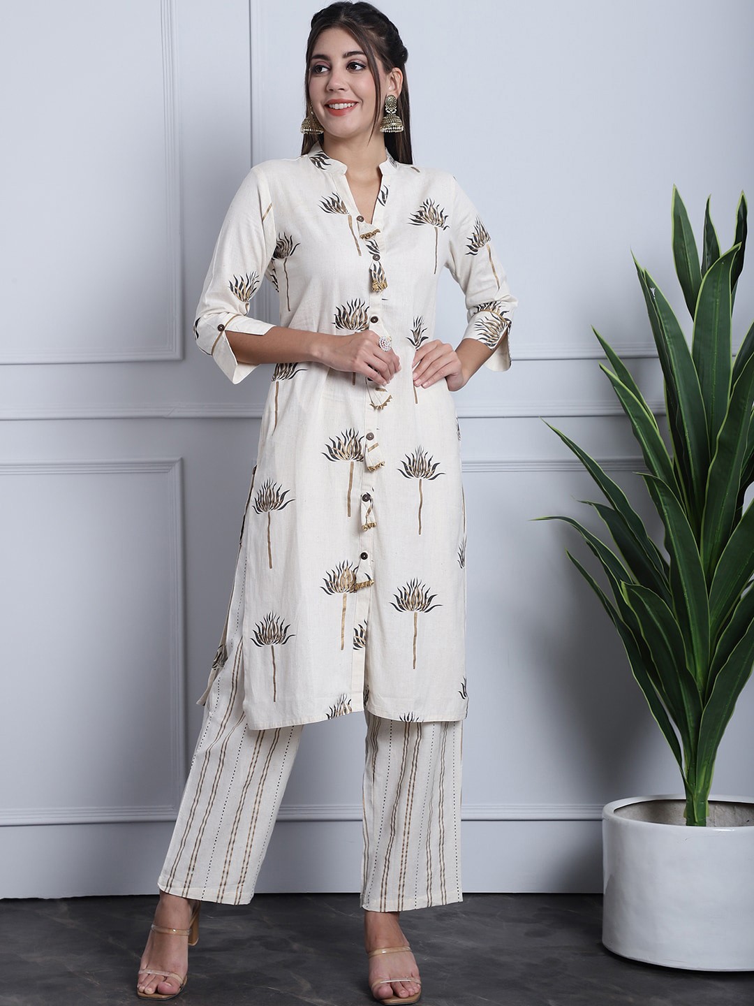 

Grancy Floral Printed Regular Kurta With Trousers, Off white