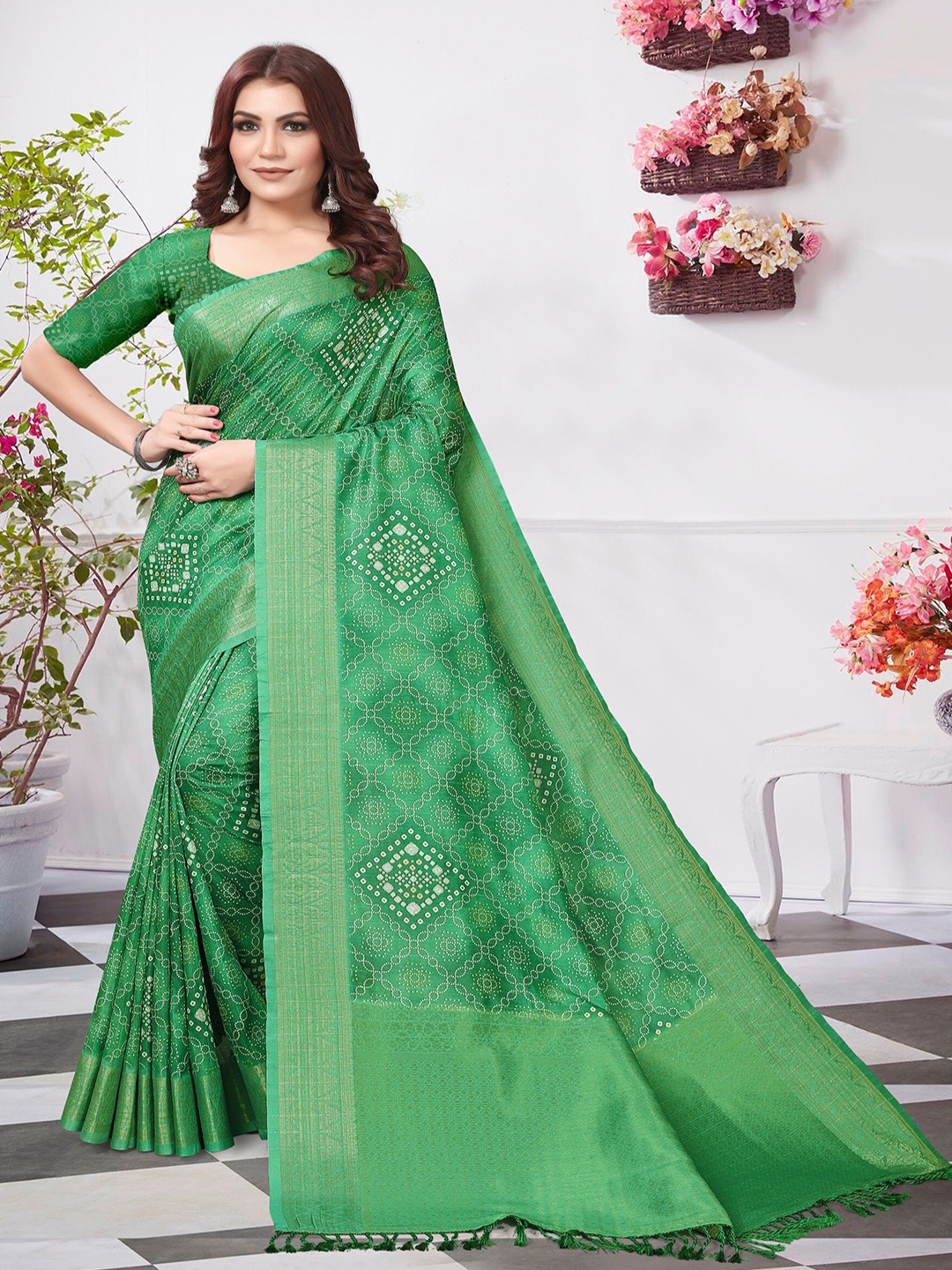 

ARYZE Bandhani Printed Zari Saree, Green