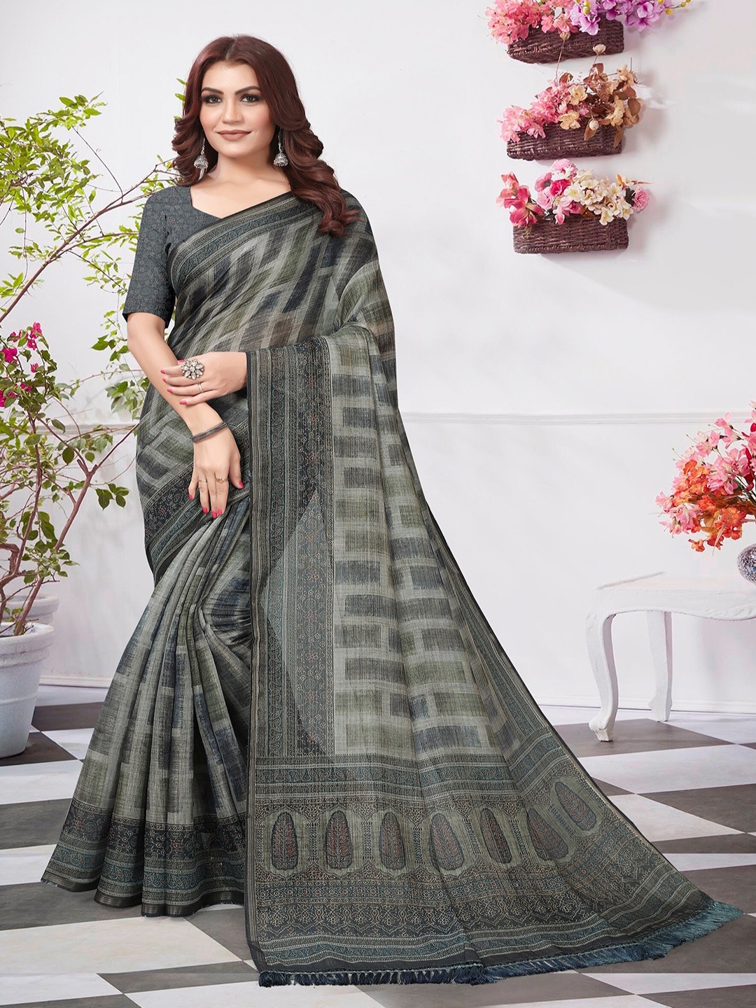 

ARYZE Geometric Printed Zari Saree, Grey