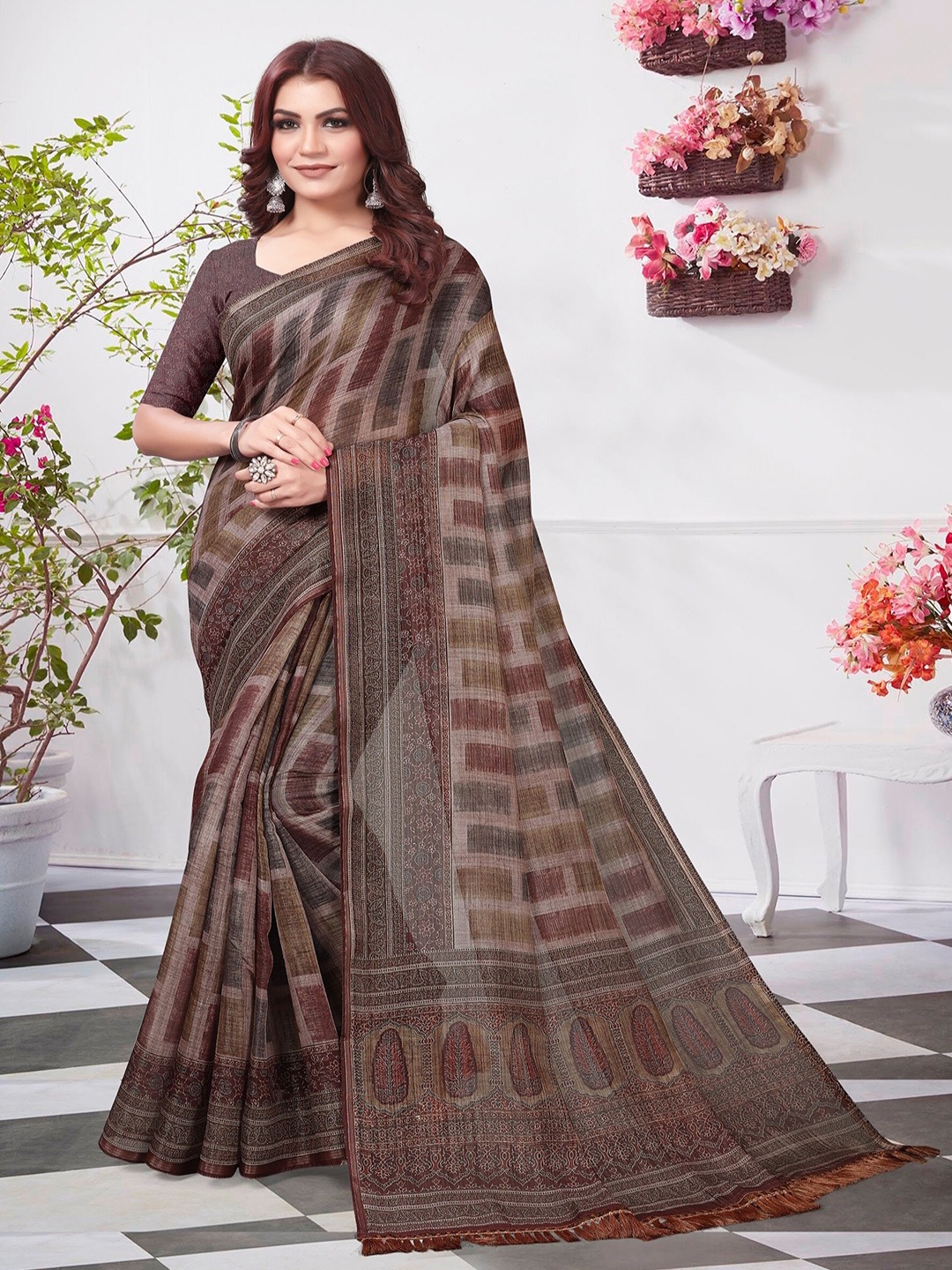 

ARYZE Geometric Printed Zari Saree, Pink