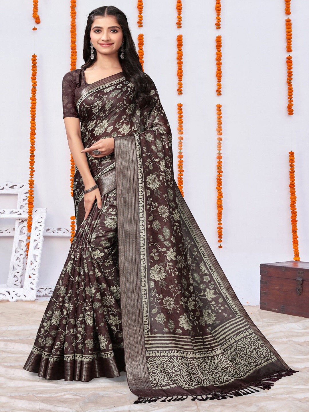 

ARYZE Floral Printed Zari Saree, Purple