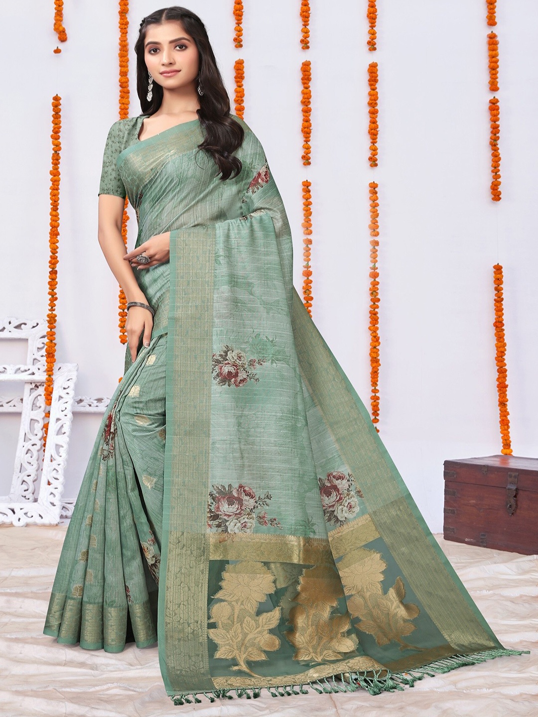 

ARYZE Floral Printed Zari Saree, Green