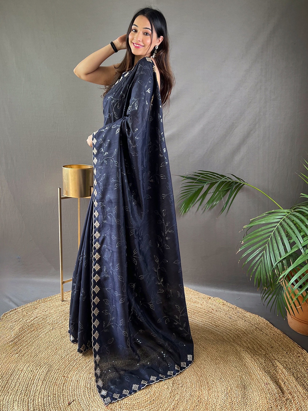 

Munir Floral Sequince Embroidered Saree, Navy blue