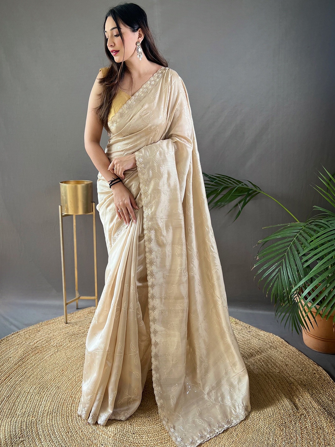 

Munir Floral Embroidered Pure Silk Saree, Beige