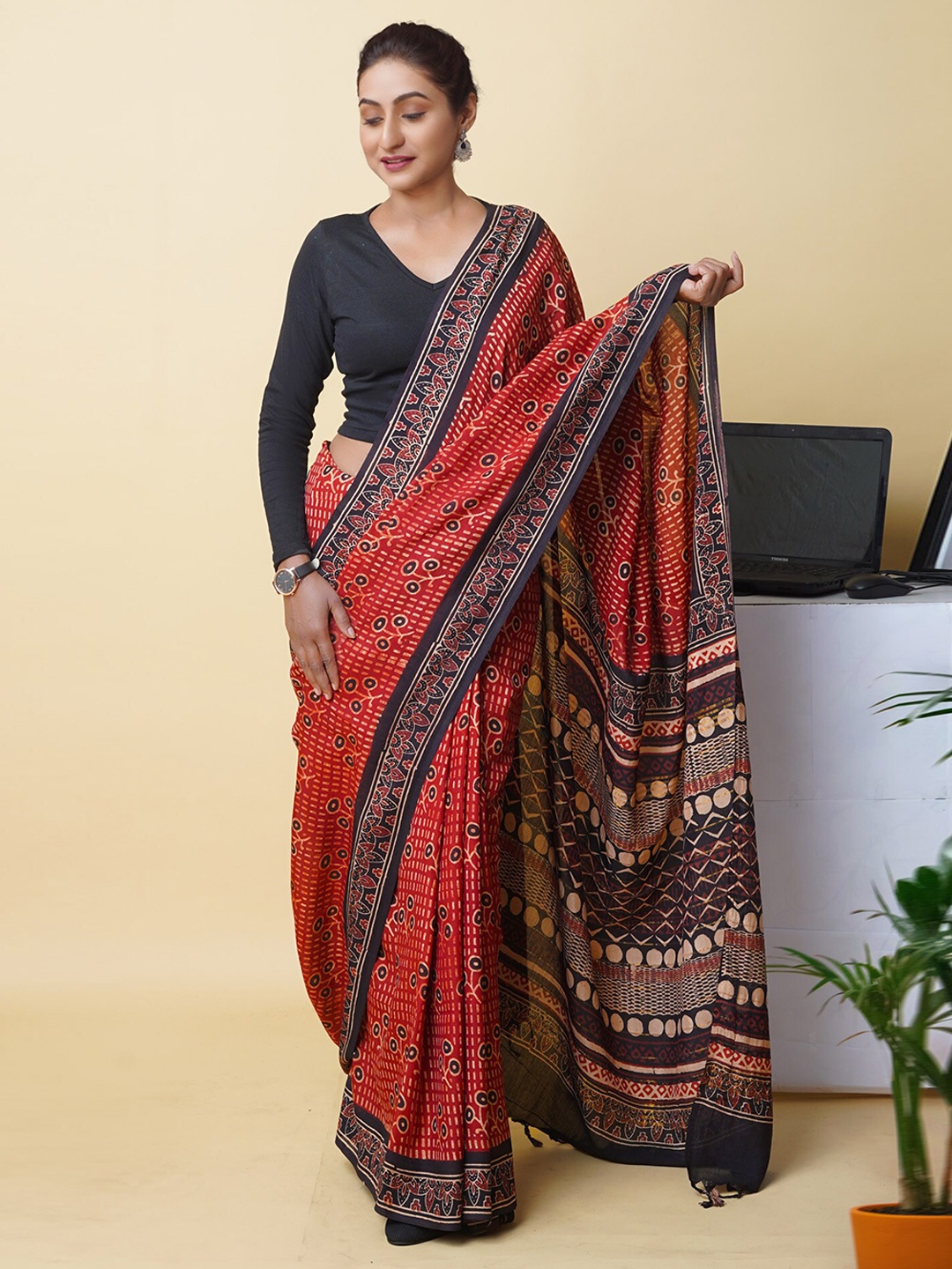 

Unnati Silks Ajrak Block Silk Blend Handloom Block Print Saree, Red