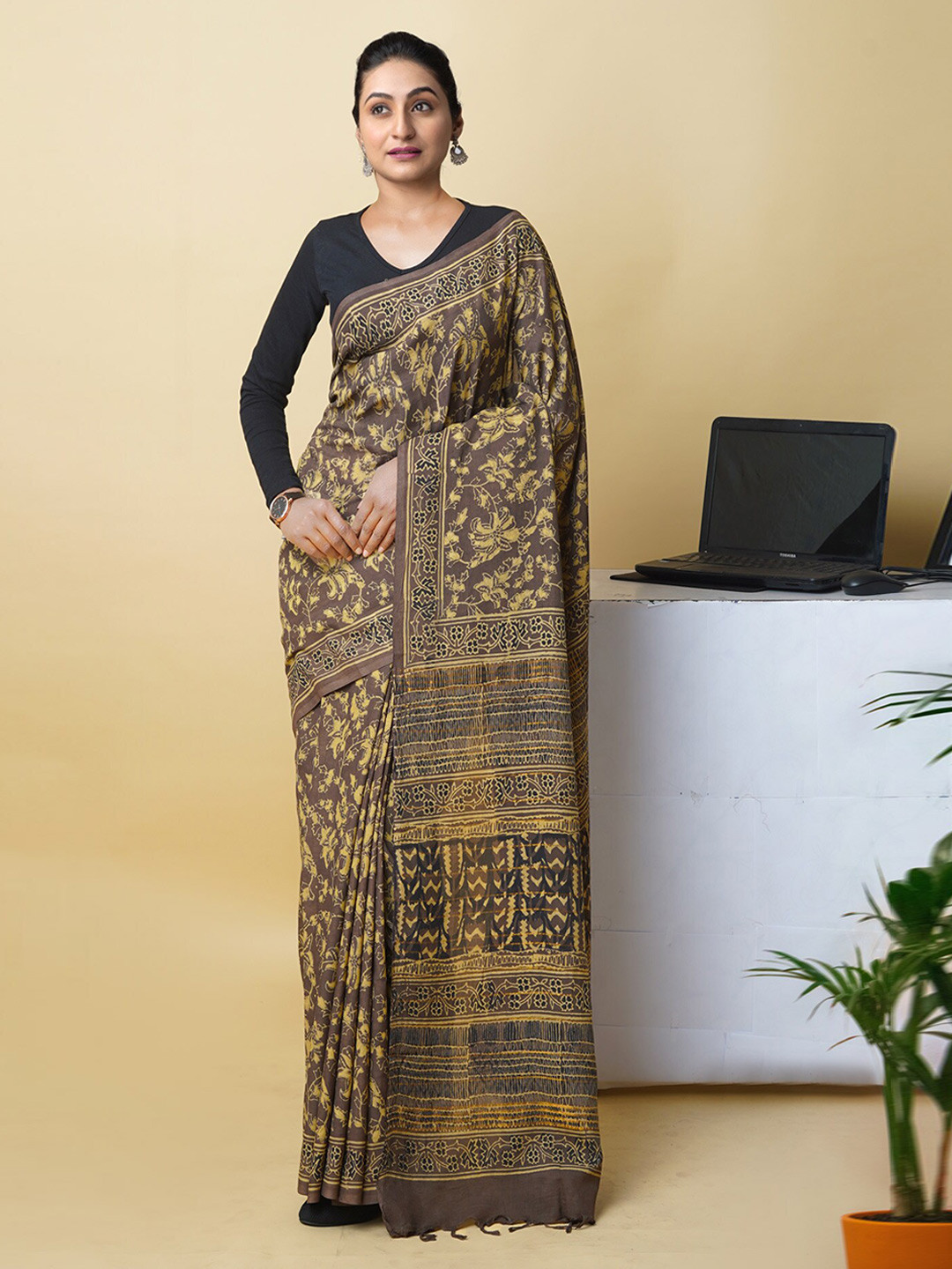 

Unnati Silks Ajrak Block Silk Blend Handloom Block Print Saree, Brown