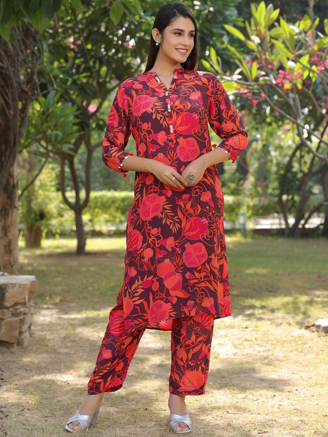 

KAJREE Floral Printed Regular Silk Crepe Kurta with Salwar, Red