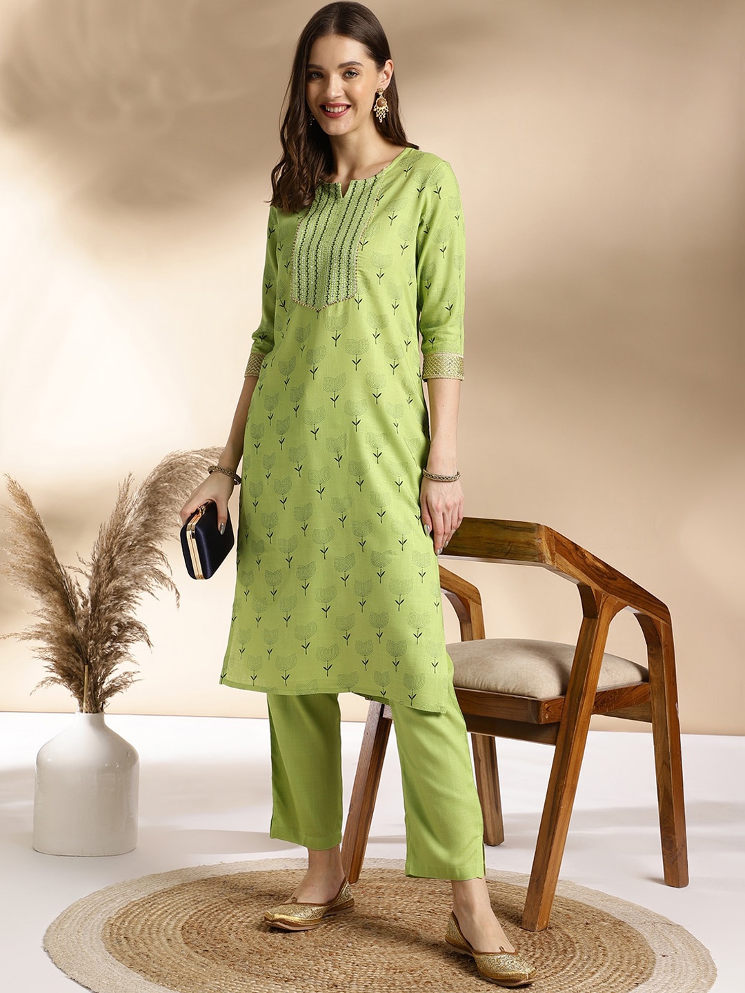 

Anouk Floral Printed Notched Neck Gotta Patti Straight Kurta with Trousers, Green