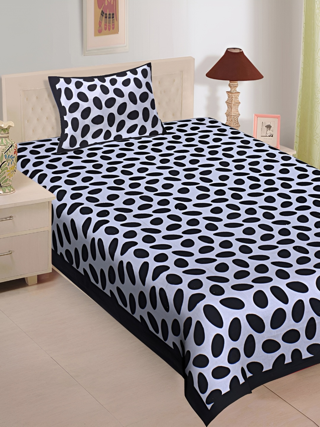 

UNIBLISS Black & White Geometric 144 TC Cotton 300 GSM Single Bedsheet With Pillow Cover