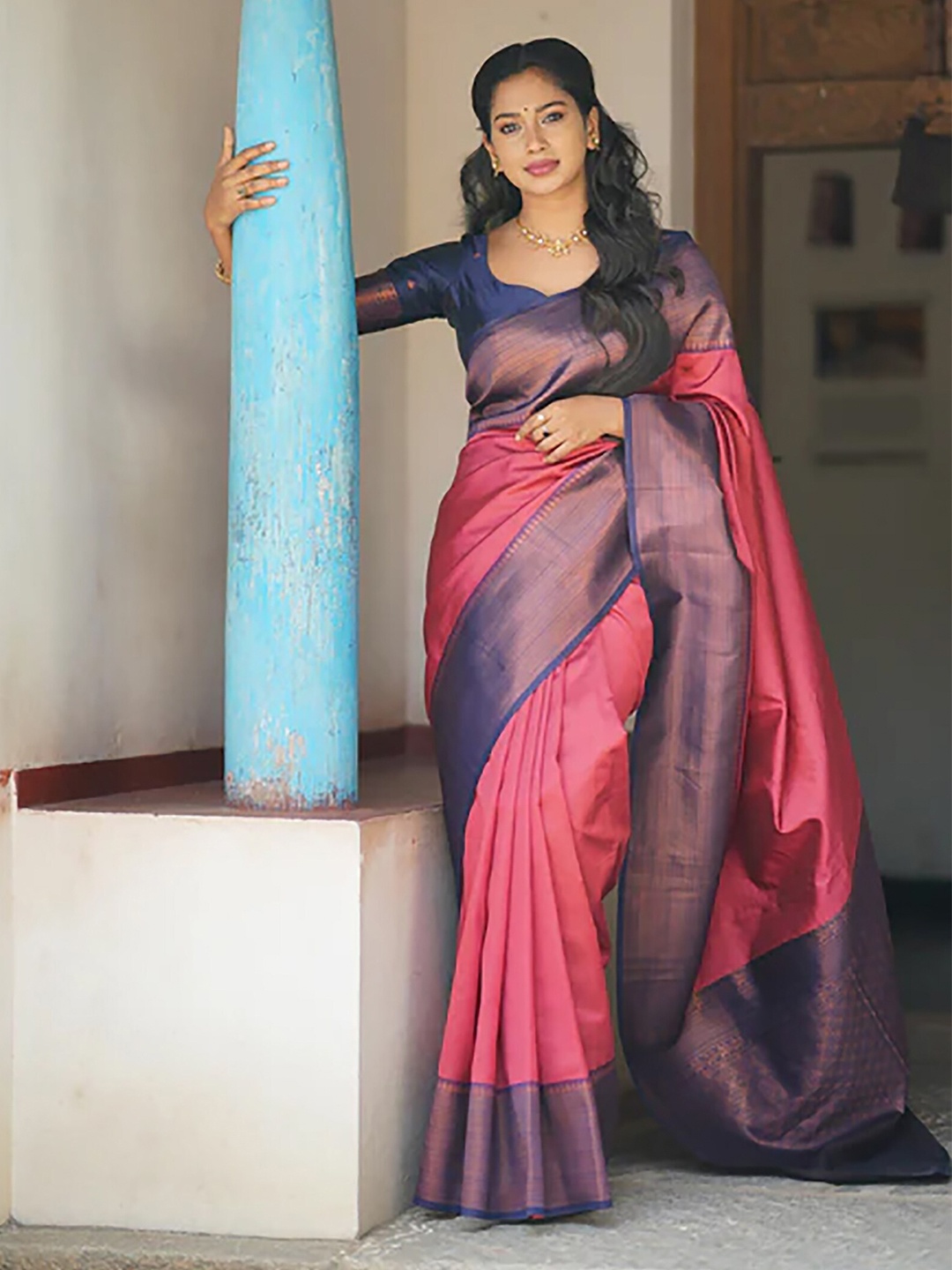 

BerMondsey Ethnic Motifs Woven Design Zari Banarasi Saree, Pink