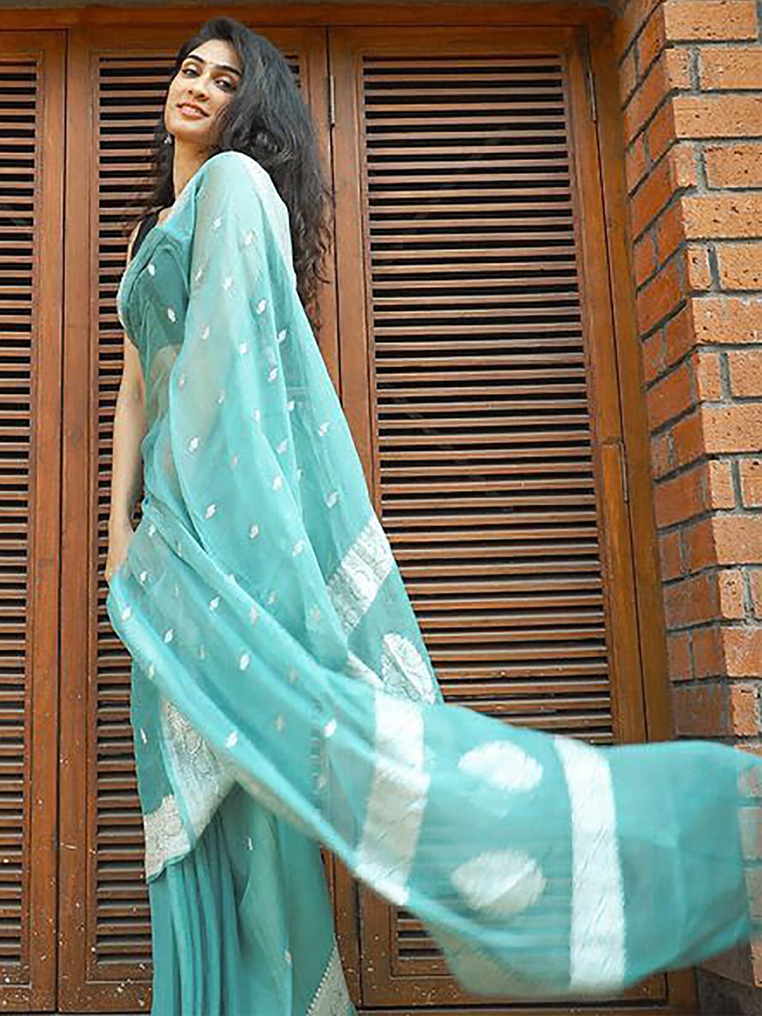 

BerMondsey Ethnic Motifs Woven Design Zari Silk Cotton Banarasi Saree, Green