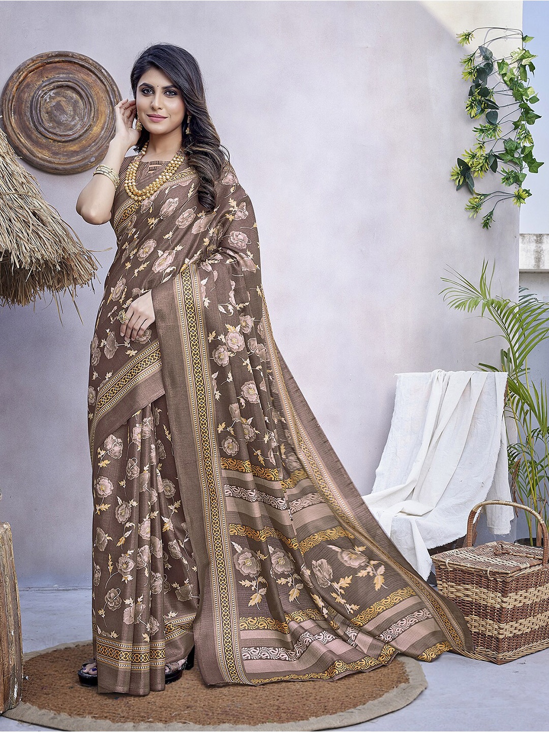 

MAGMINA Floral Printed Saree, Brown