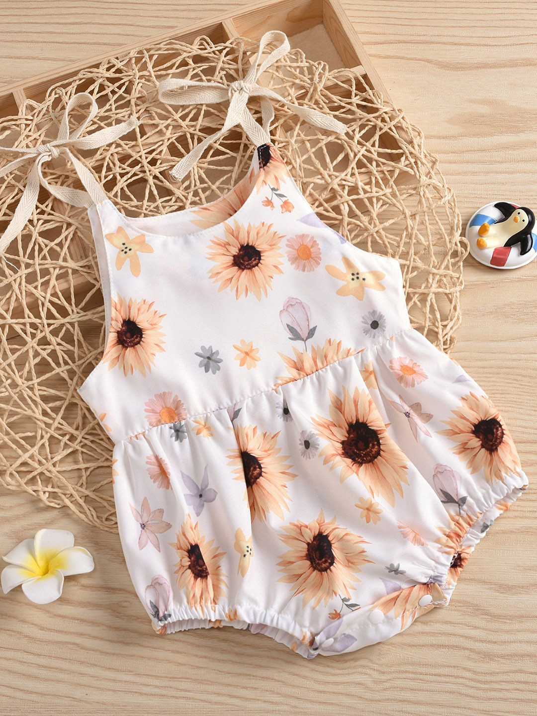 

StyleCast Infant Girls White & Peach-Coloured Floral Printed Bodysuit