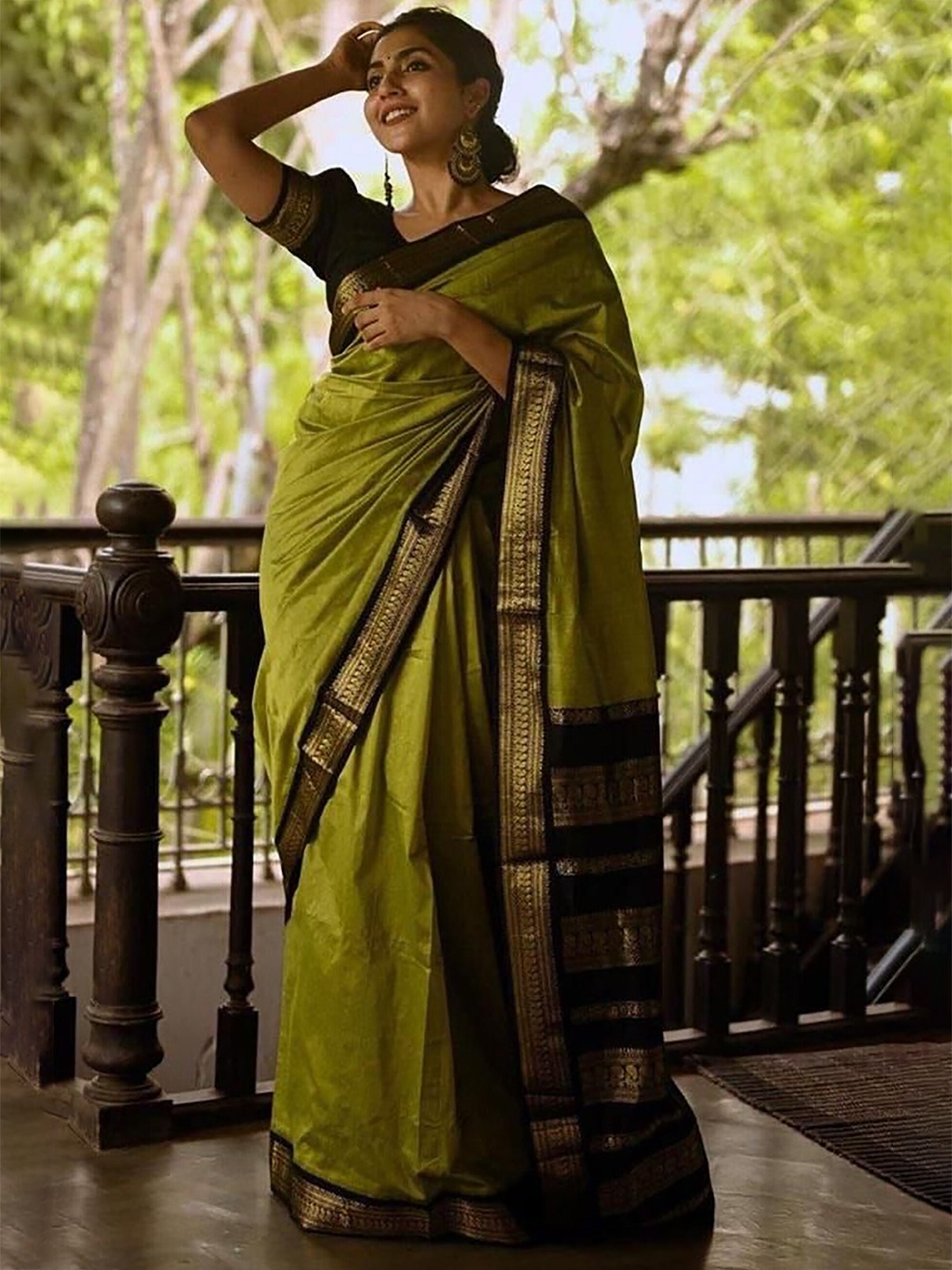 

BerMondsey Zari Woven Design Banarasi Saree, Green