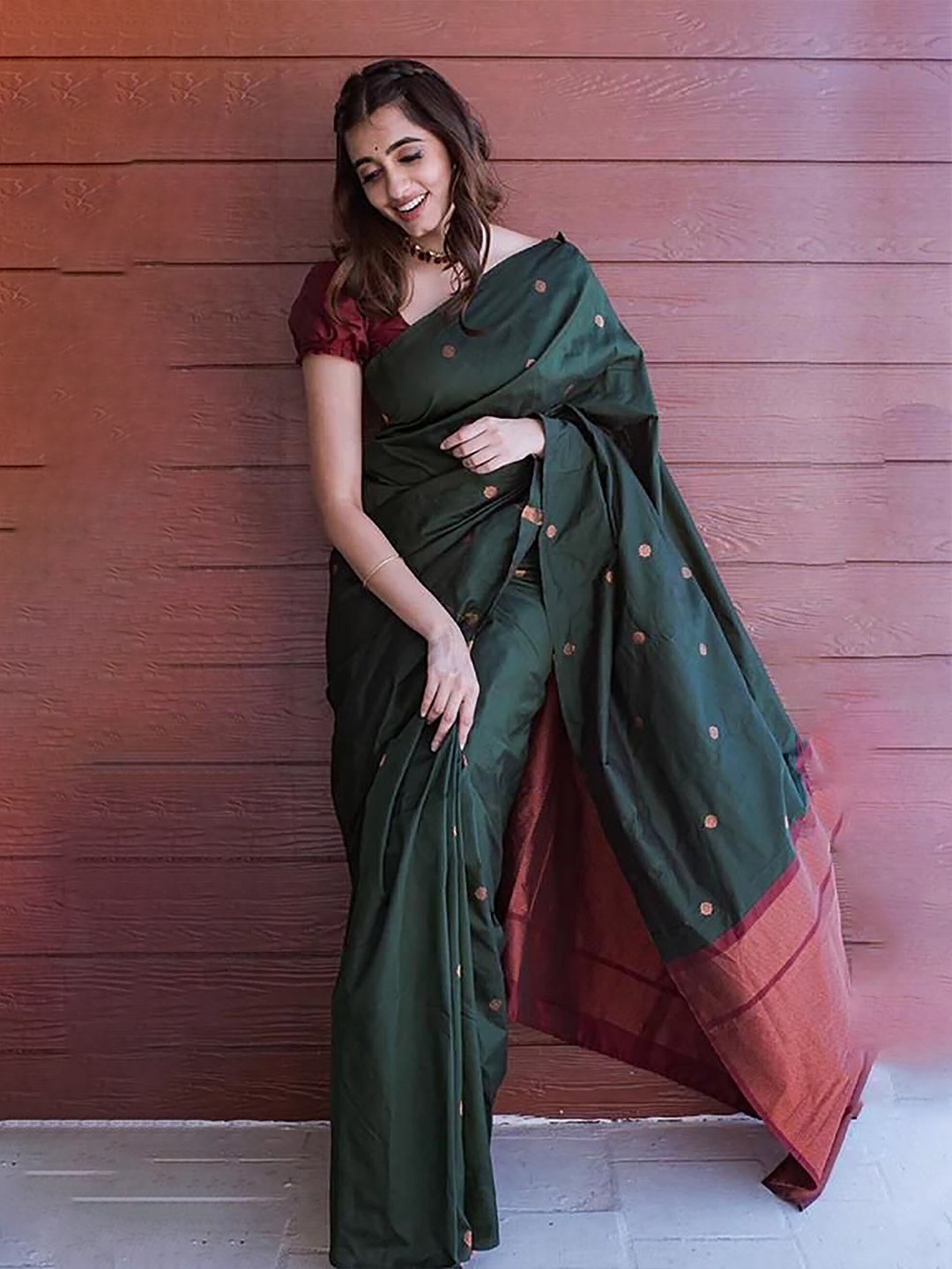 

BerMondsey Ethnic Motifs Woven Design Zari Banarasi Saree, Green