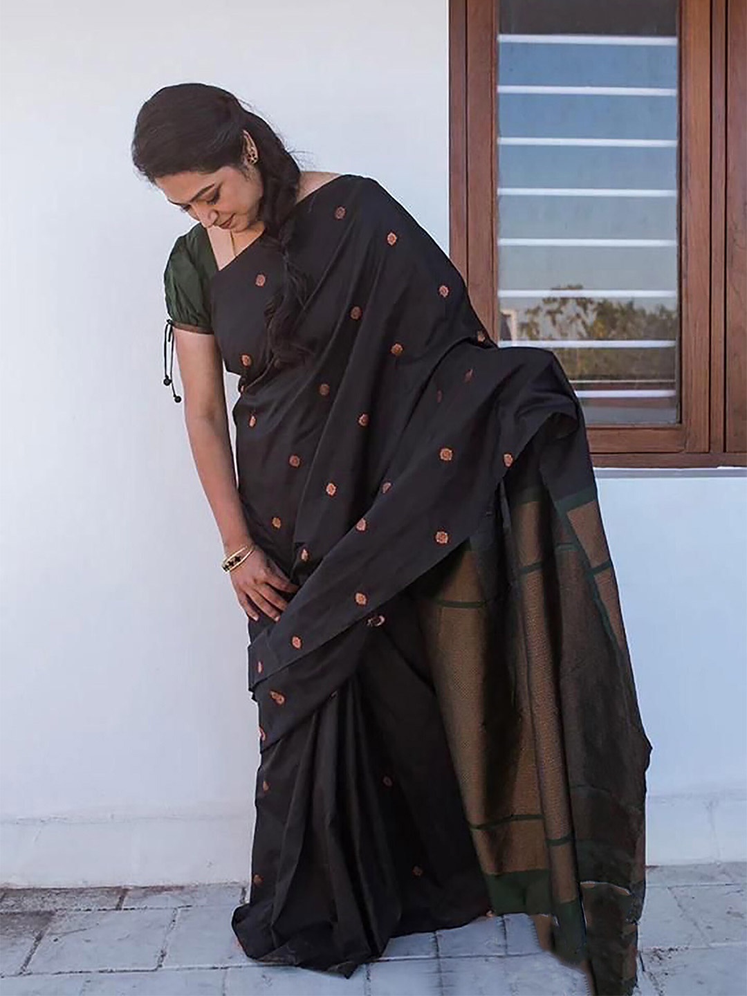 

BerMondsey Woven Design Zari Banarasi Saree, Black