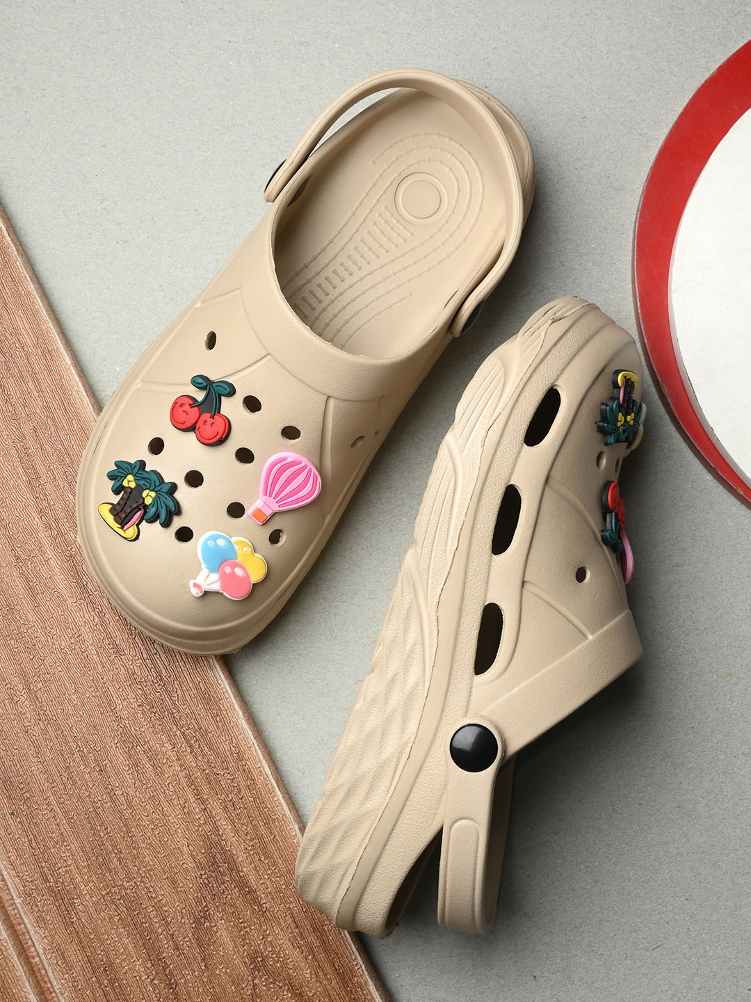 

Layasa Women Self Design Lightweight Clogs, Cream