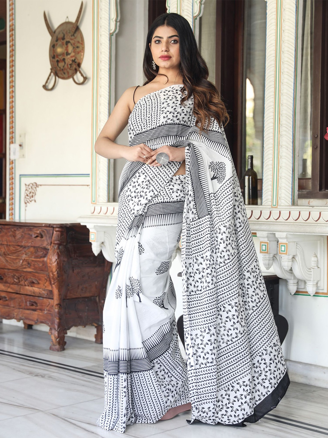 

clothonus Floral Printed Pure Cotton Block Print Saree, White