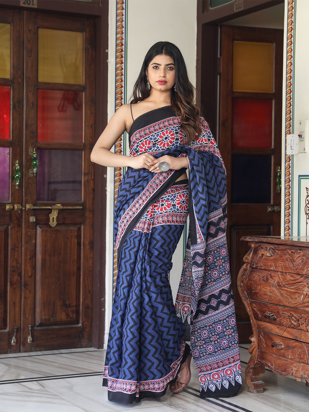 

clothonus Geometric Print Pure Cotton Block Print Saree, Blue