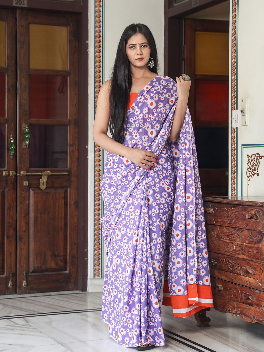

clothonus Floral Pure Cotton Block Print Saree, Purple
