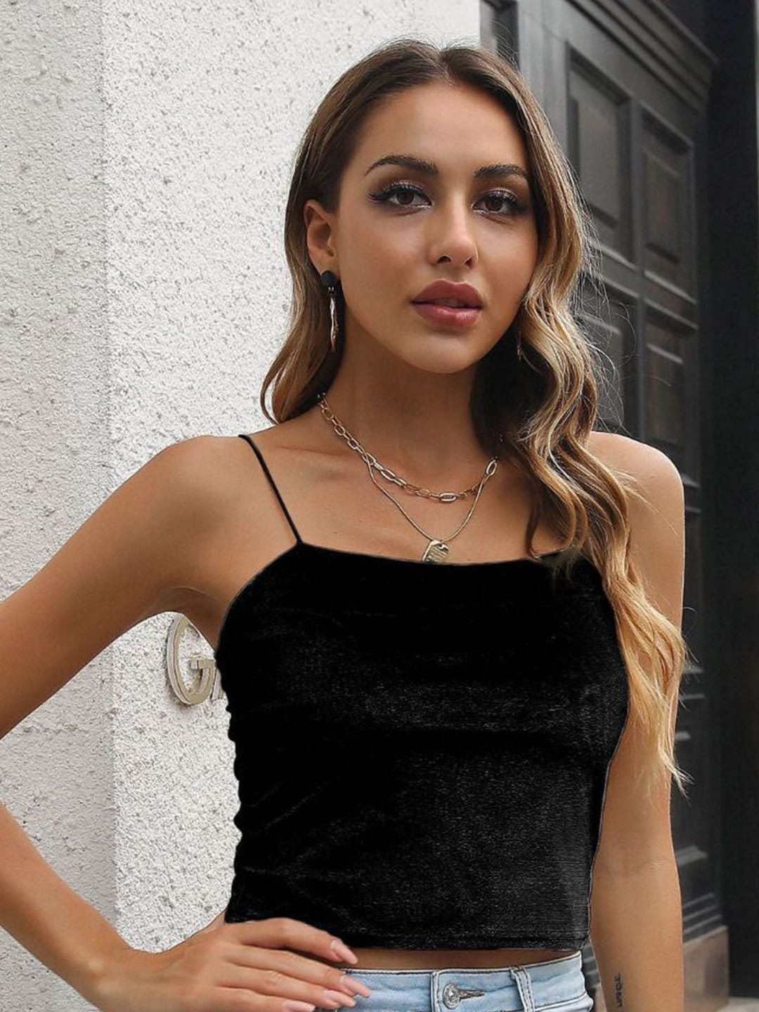

DressBerry Black Shoulder Strap Velvet Crop Top