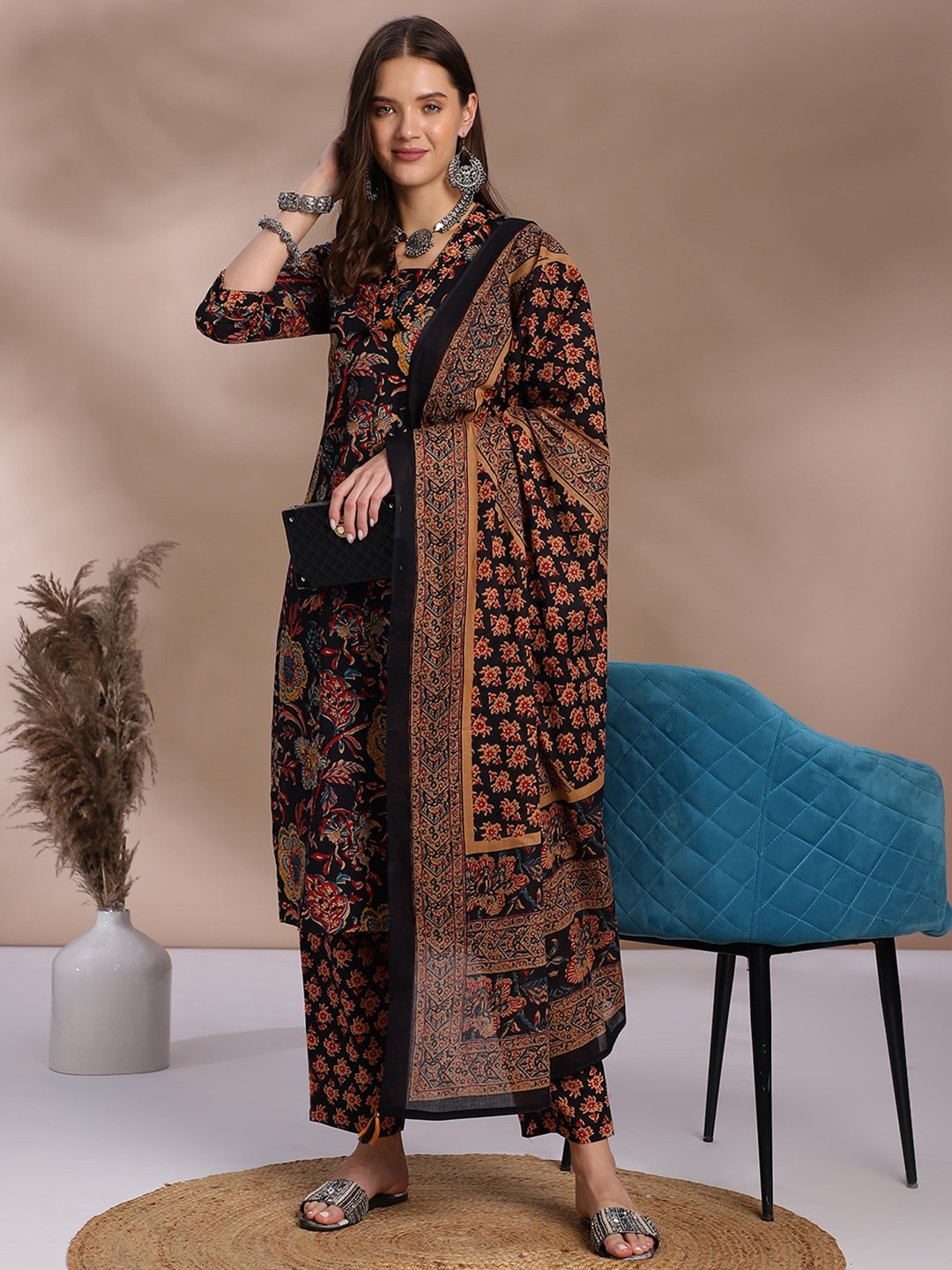 

OMASK V-Neck Floral Regular Sequinned Pure Cotton Kurta with Trousers & With Dupatta, Black