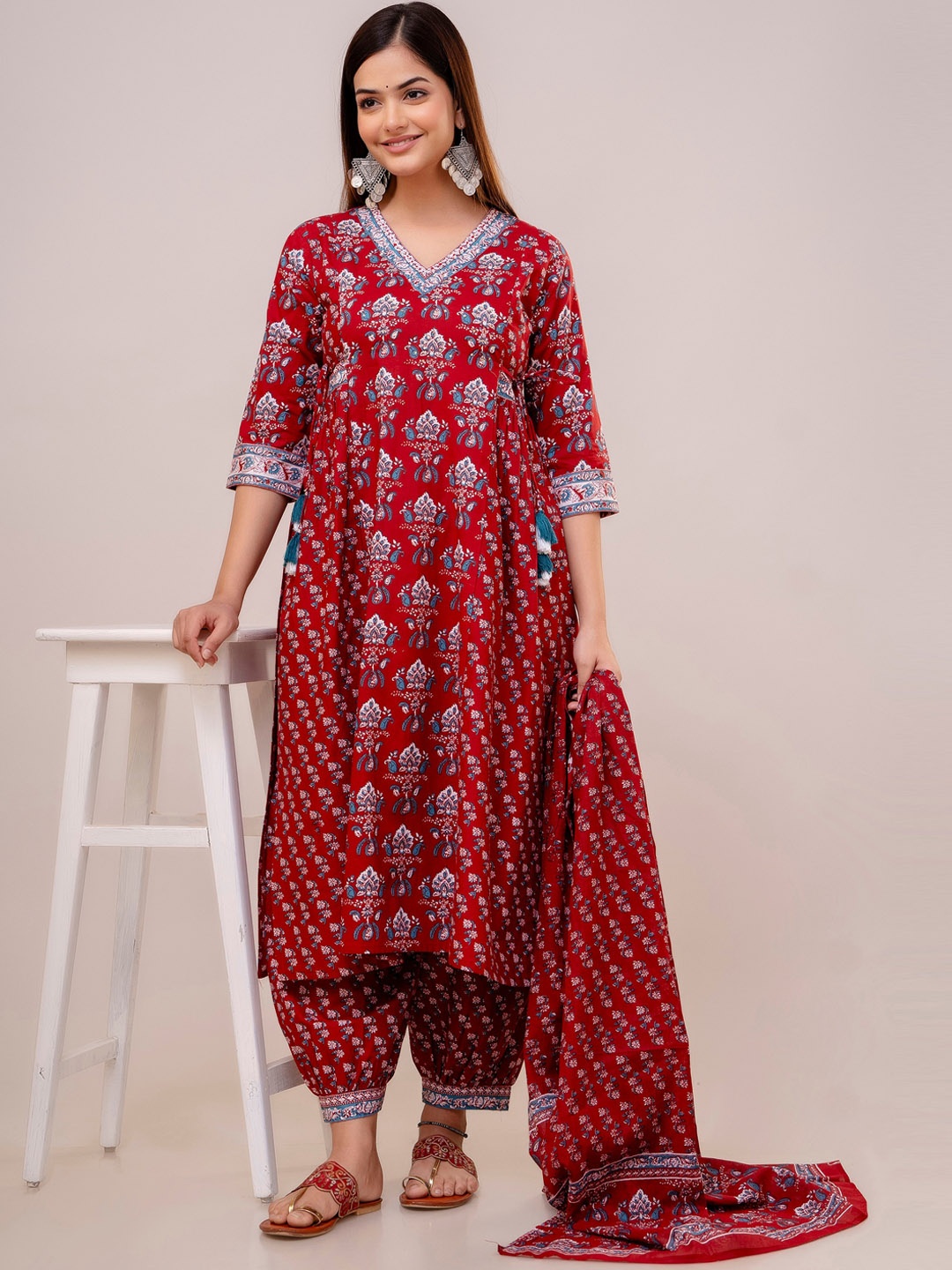

OMASK Floral Printed Sequinned Pure Cotton Kurta With Patiala & Dupatta, Maroon