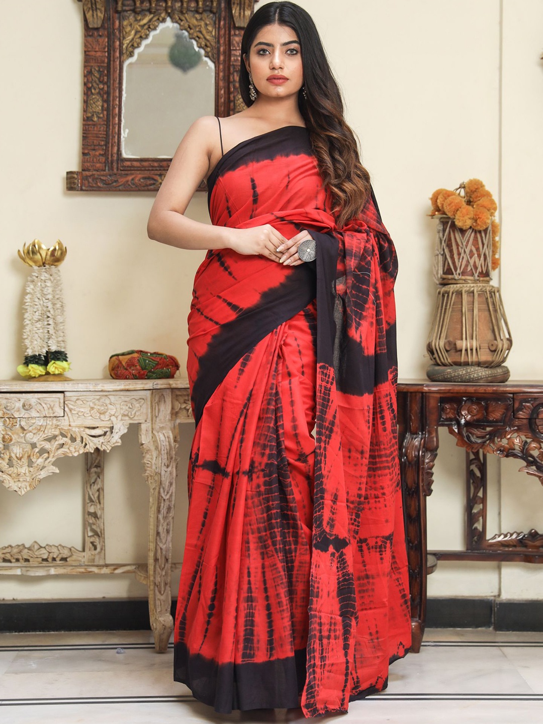 

JALTHER Tie and Dye Printed Saree, Red