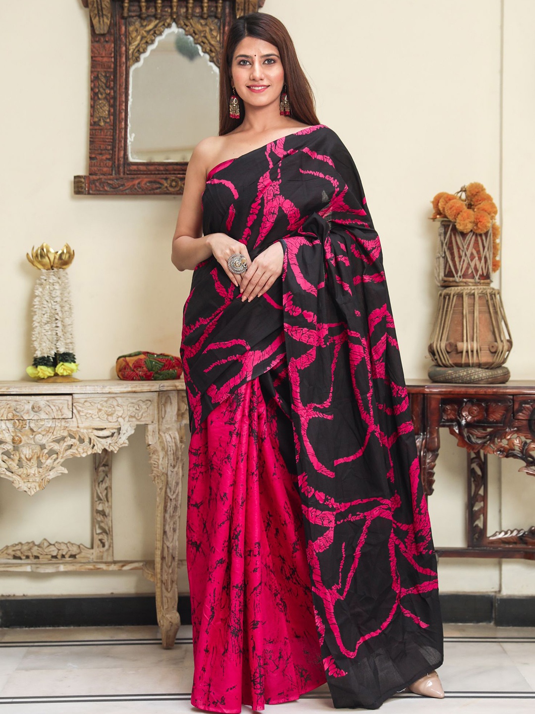 

JALTHER Abstract Printed Pure Cotton Block Print Saree, Red
