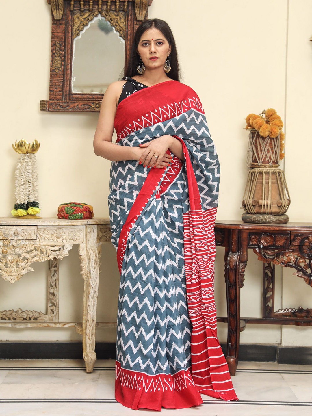

KIAARON Geometric Pure Cotton Block Print Saree, Grey