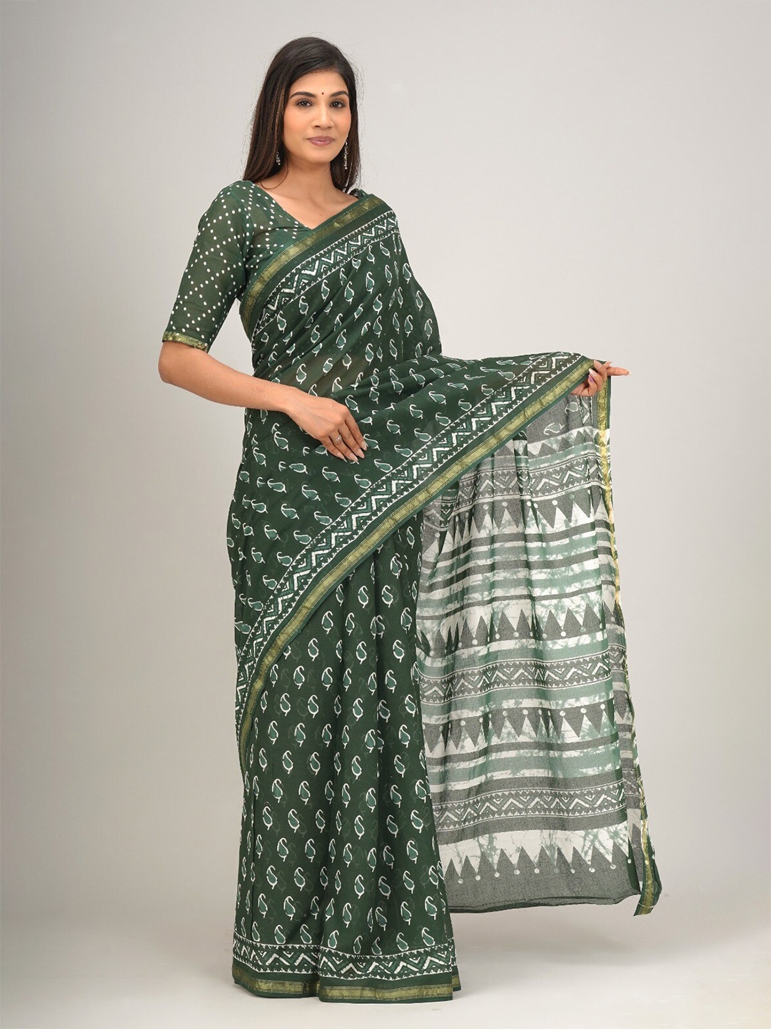 

GK FASHION Paisley Zari Pure Cotton Block Print Saree, Green