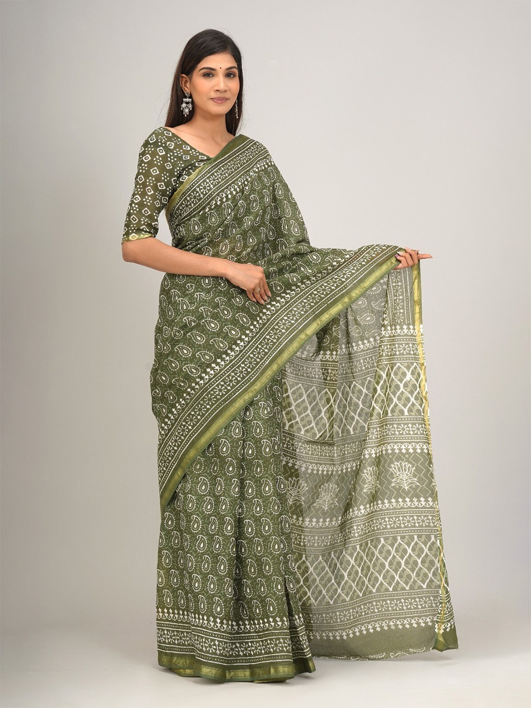 

GK FASHION Paisley Zari Pure Cotton Block Print Saree, Green