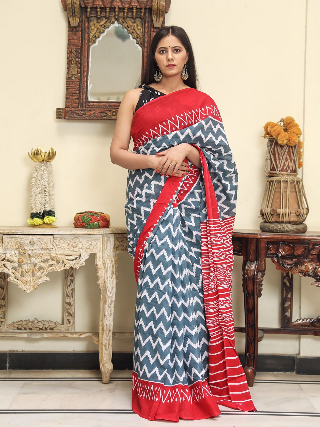 

TROPWEAR Geometric Printed Pure Cotton Saree, Grey