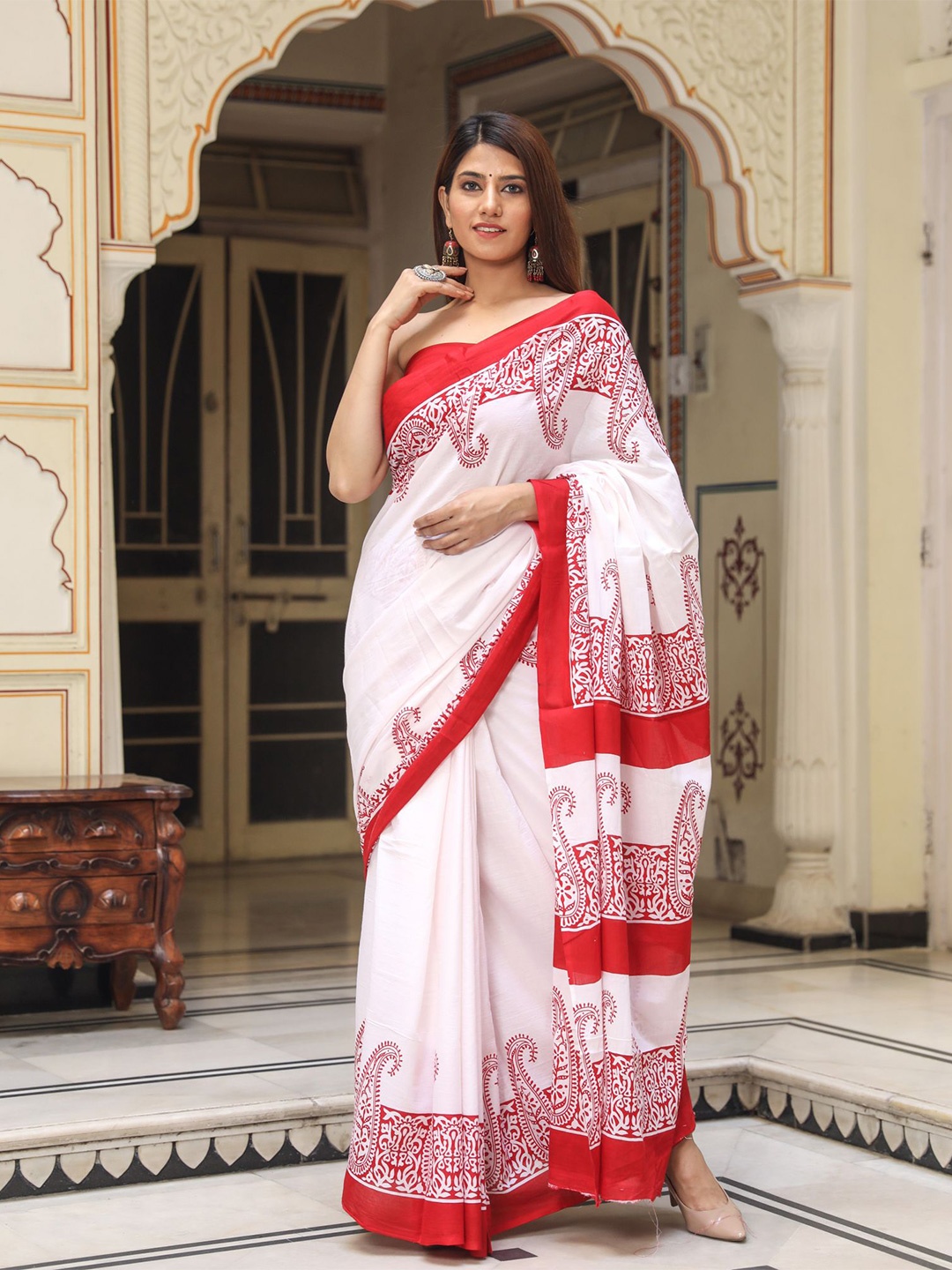 

TROPWEAR Paisley Block Print Pure Cotton Saree, White