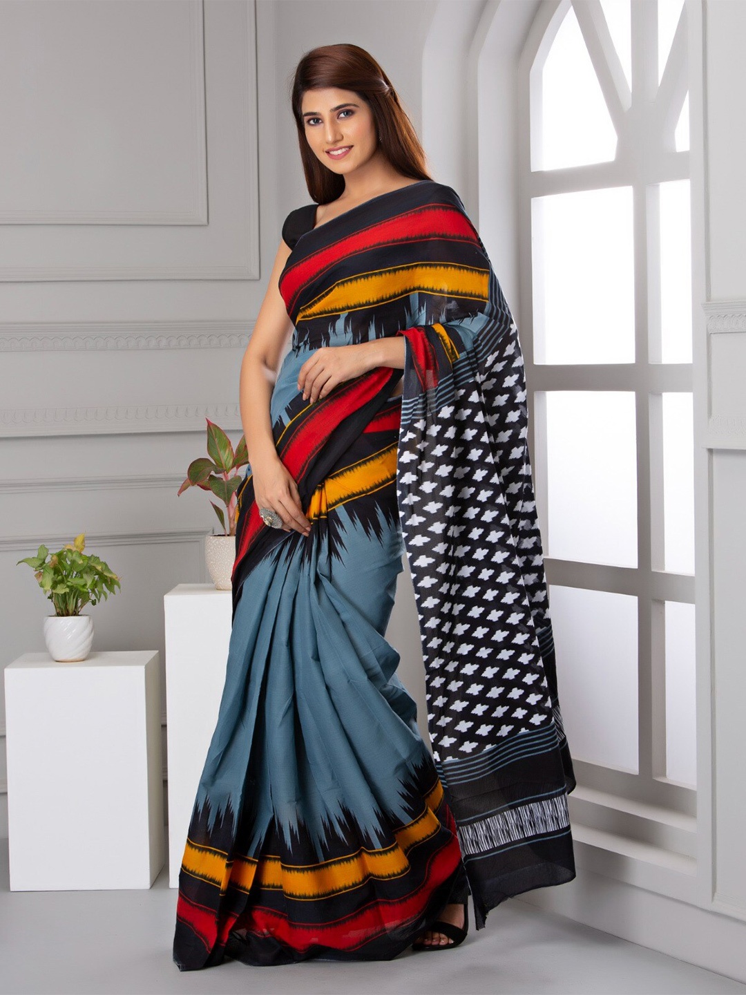 

TROPWEAR Ethnic Motifs Printed Pure Cotton Jaipuri Mulmul Block Print Saree, Grey