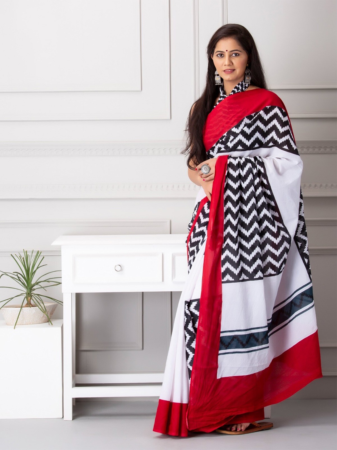 

TROPWEAR Geometric Ikat Pure Cotton Jaipuri Mulmul Block Print Saree, Red