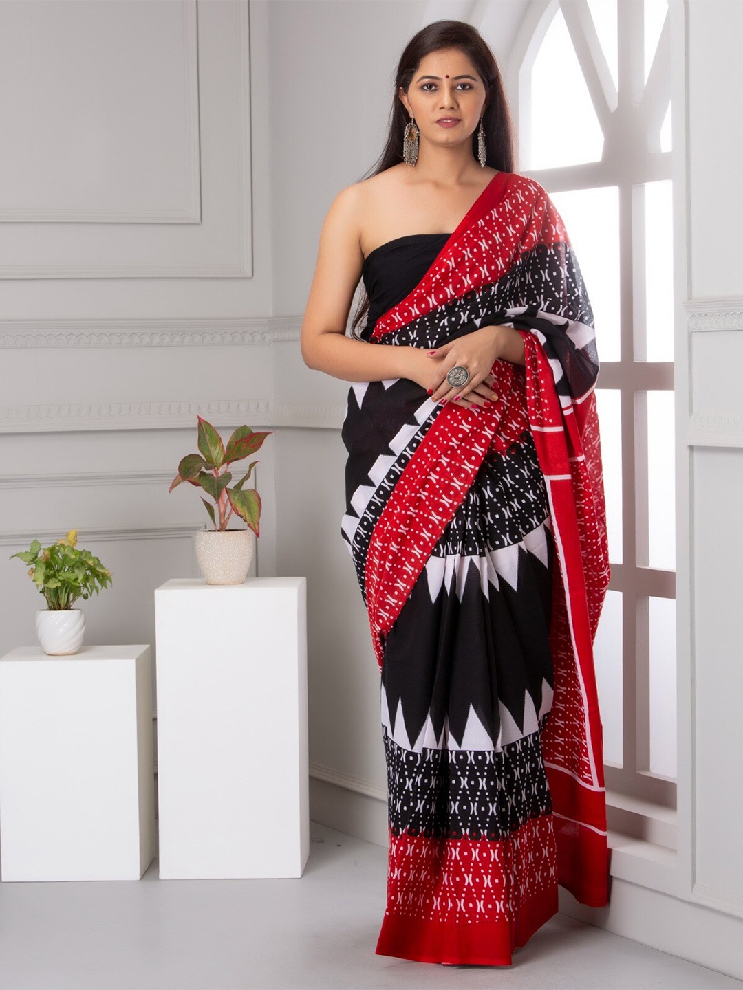 

TROPWEAR Geometric Pure Cotton Jaipuri Mulmul Block Print Saree, Black