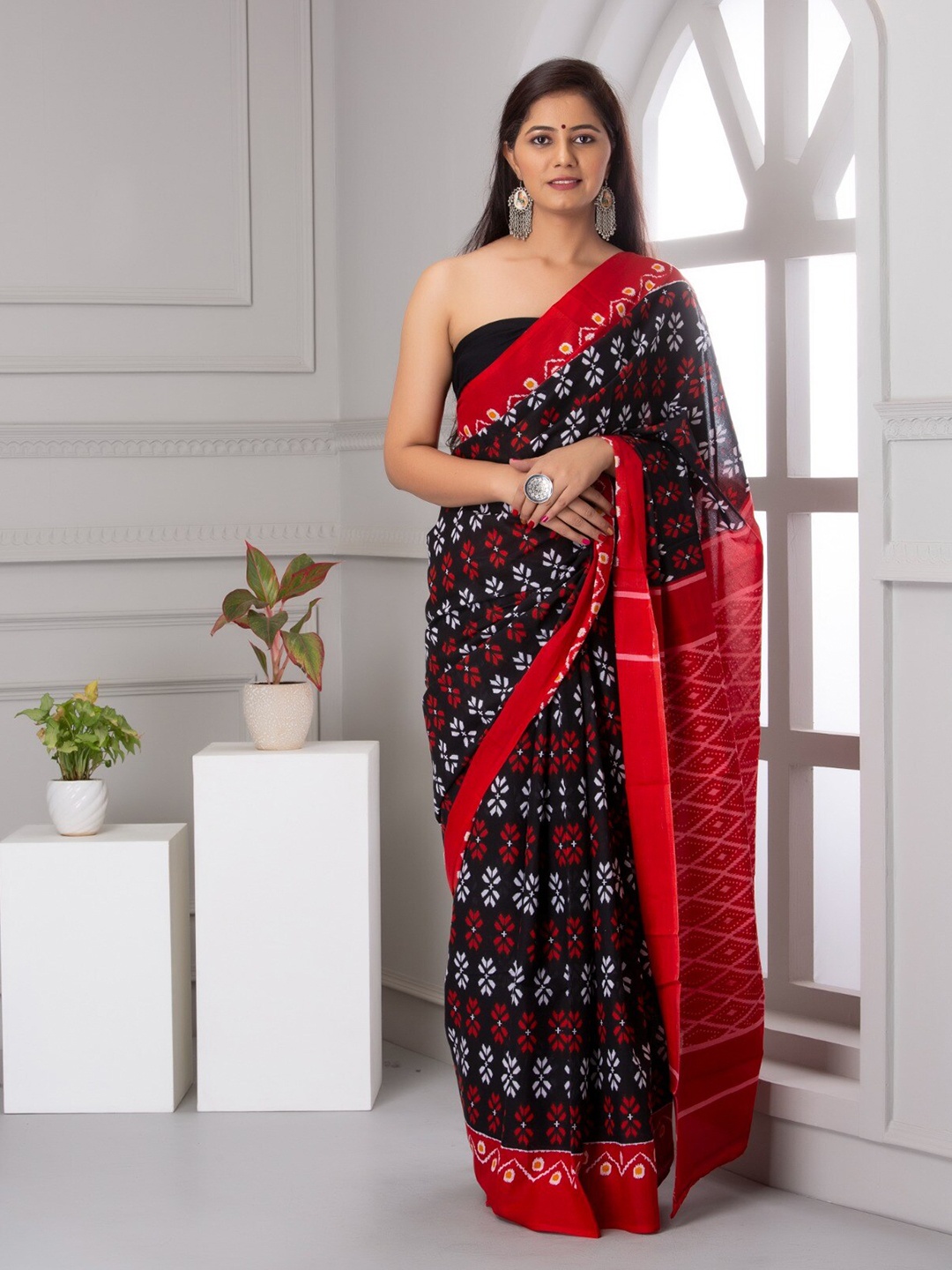 

clothonus Geometric Printed Pure Cotton Block Print Saree, Black