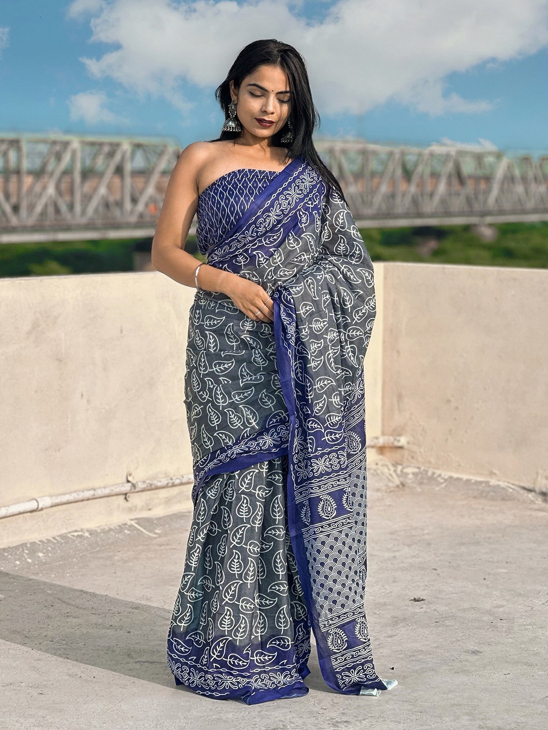 

VEDANT VASTRAM Floral Block Print Pure Cotton Saree, Grey