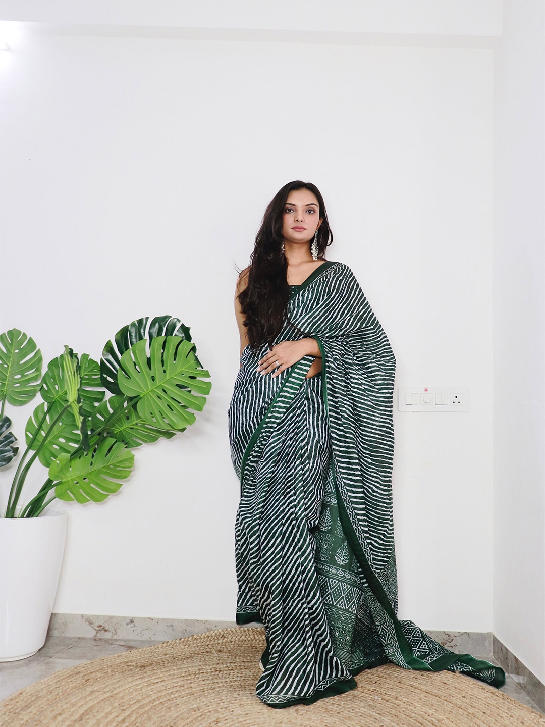 

VEDANT VASTRAM Leheriya Pure Cotton Block Printed Saree, Green