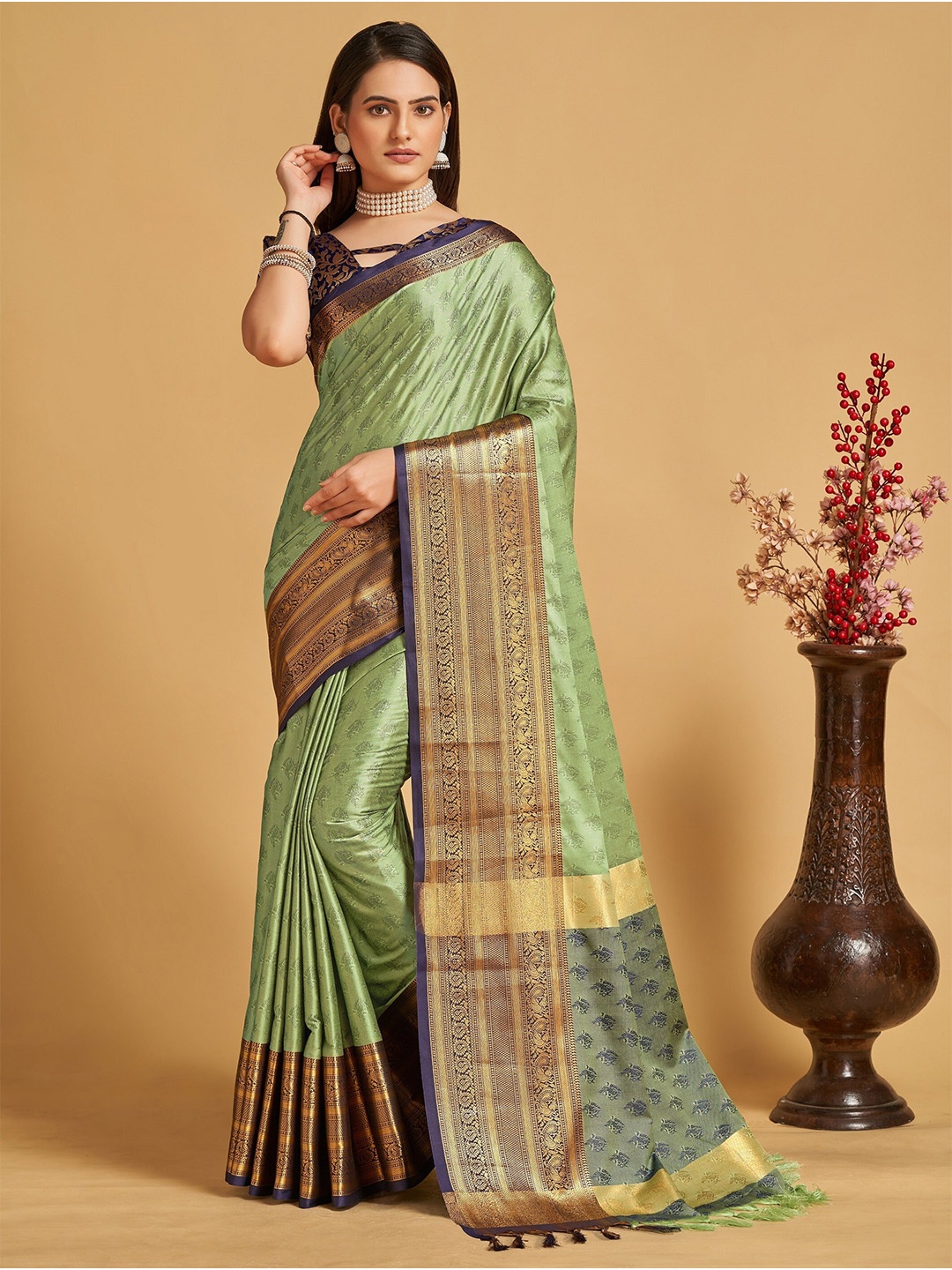 

VEDANT VASTRAM Paisley Woven Design Zari Banarasi Saree, Olive