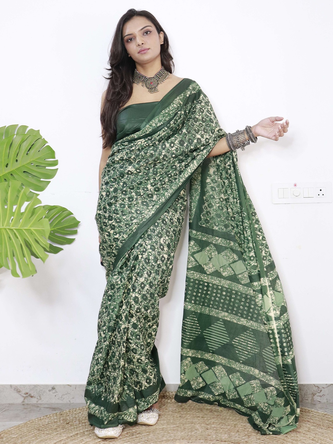 

VEDANT VASTRAM Abstract Printed Pure Cotton Block Print Saree, Green