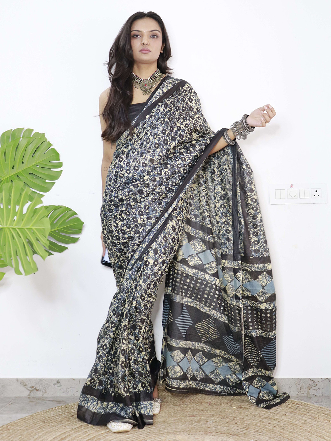 

VEDANT VASTRAM Ethnic Motifs Printed Pure Cotton Block Print Saree, Black