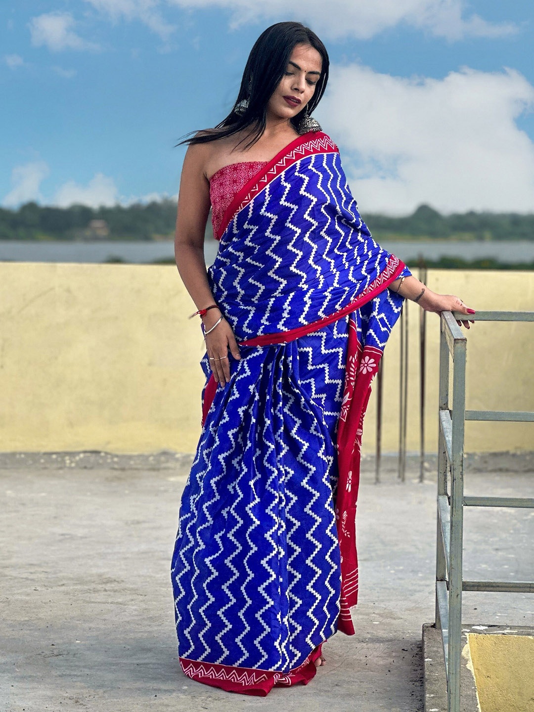 

VEDANT VASTRAM Geometric Printed Pure Cotton Block Print Saree, Blue