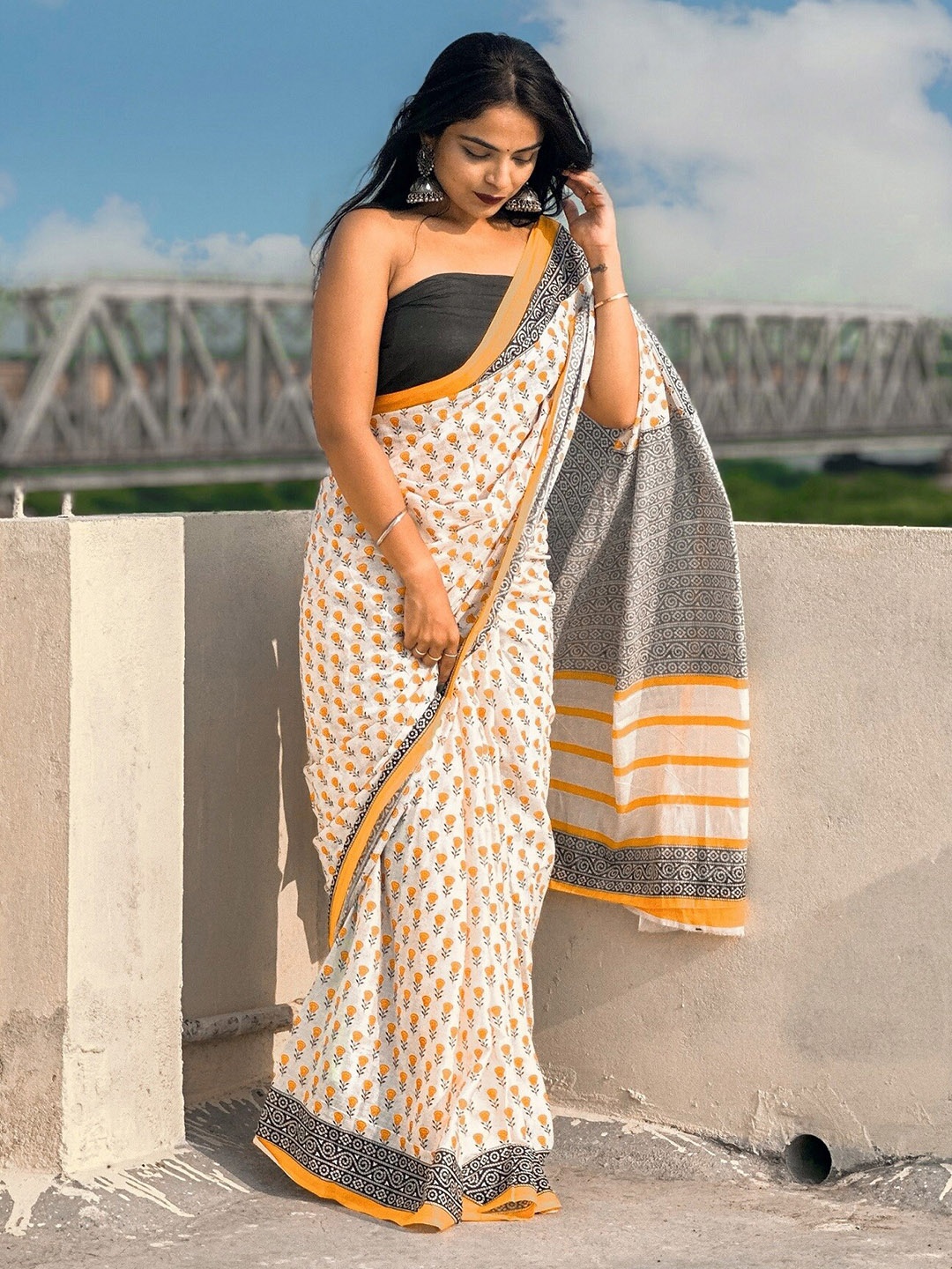 

VEDANT VASTRAM Ethnic Motifs Printed Pure Cotton Block Print Saree, Cream