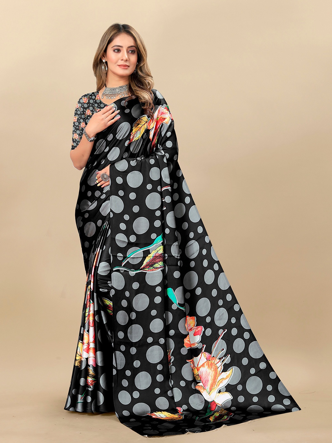 

VEDANT VASTRAM Geometric Printed Satin Saree, Black