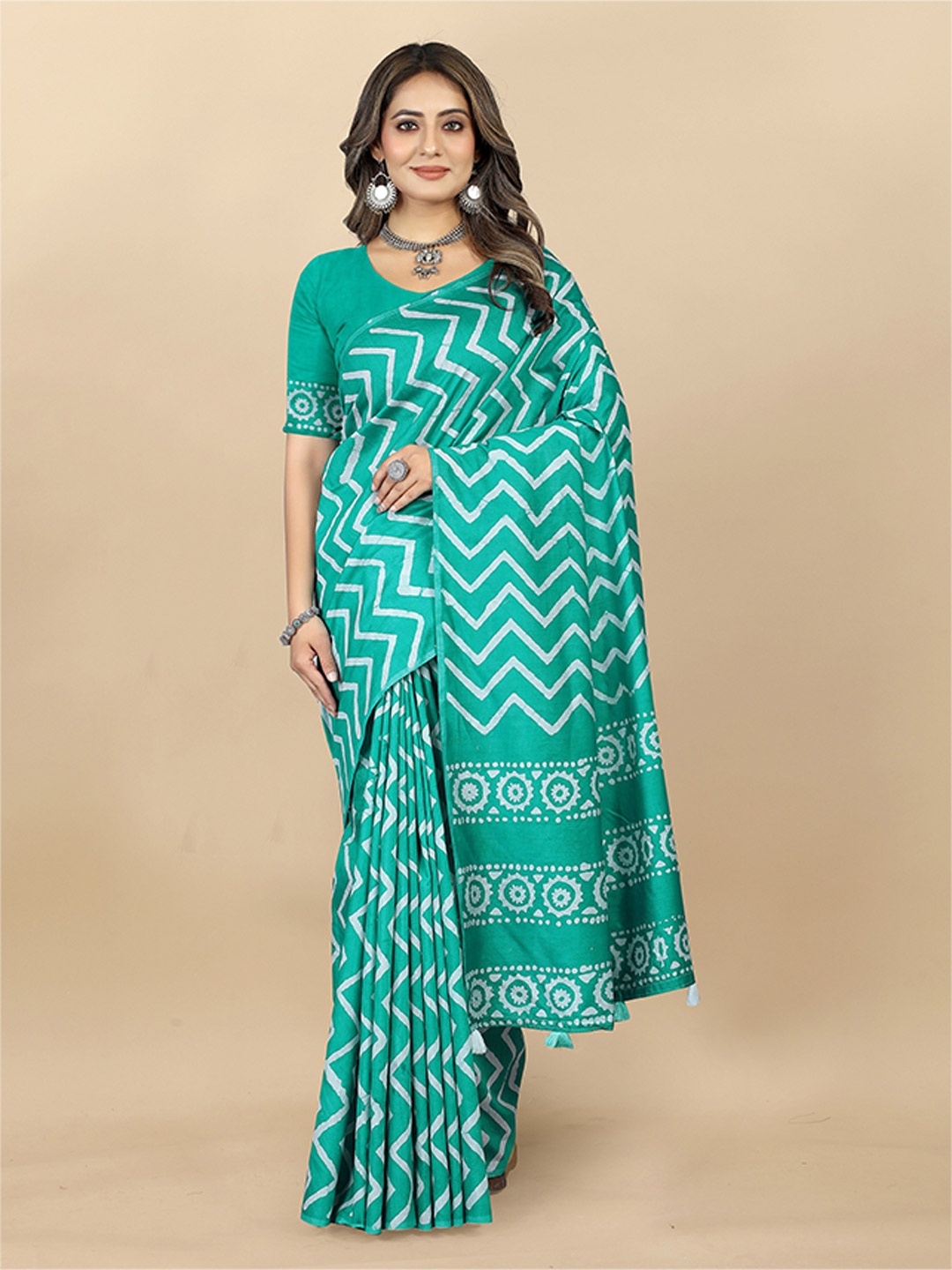 

VEDANT VASTRAM Geometric Printed Satin Saree, Teal