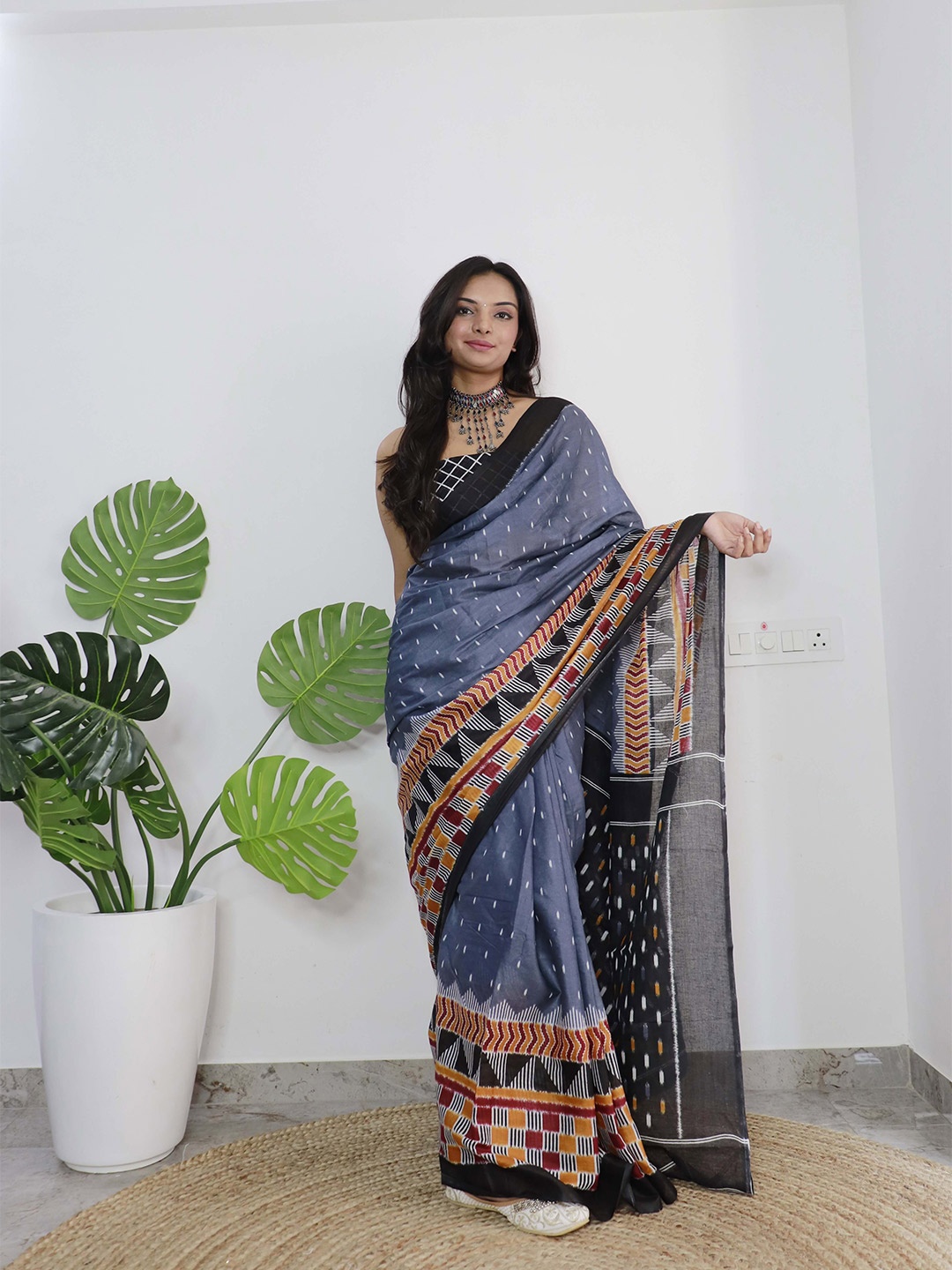 

VEDANT VASTRAM Geometric Pure Cotton Block Print Saree, Grey
