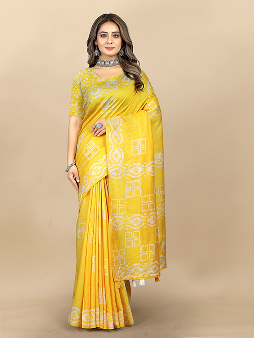 

VEDANT VASTRAM Batik Printed Satin Saree, Yellow