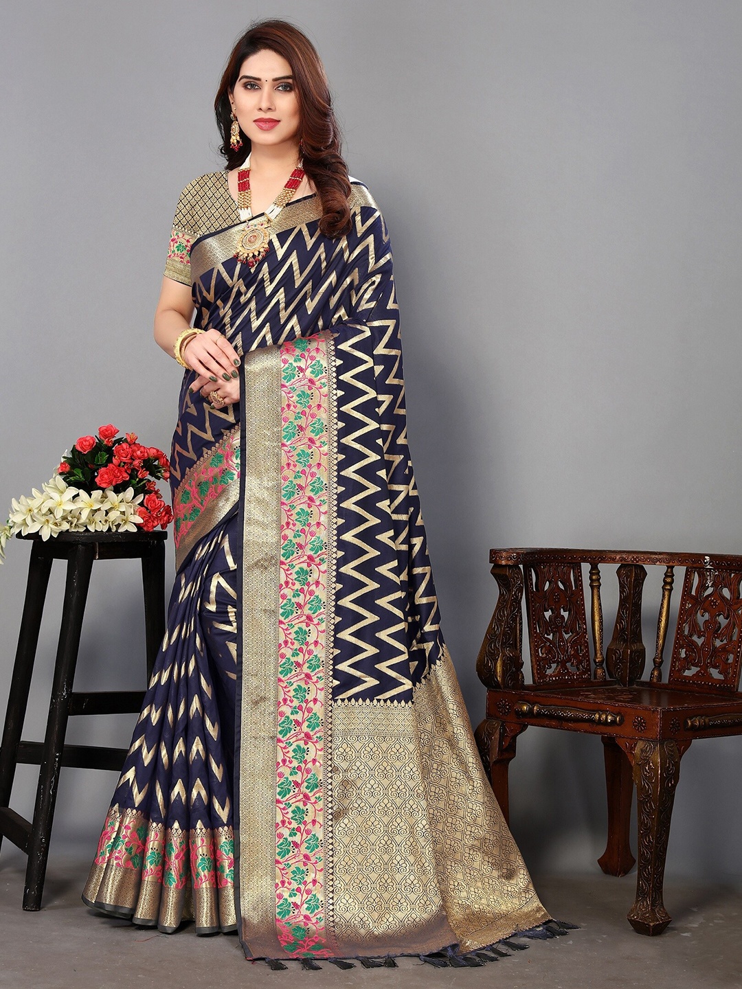 

VEDANT VASTRAM Geometric Woven Design Zari Banarasi Saree, Navy blue